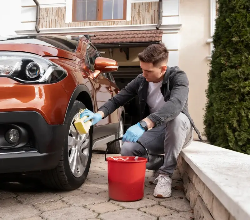 Lavage auto à domicile Durcet : professionnel intervenant sur un véhicule